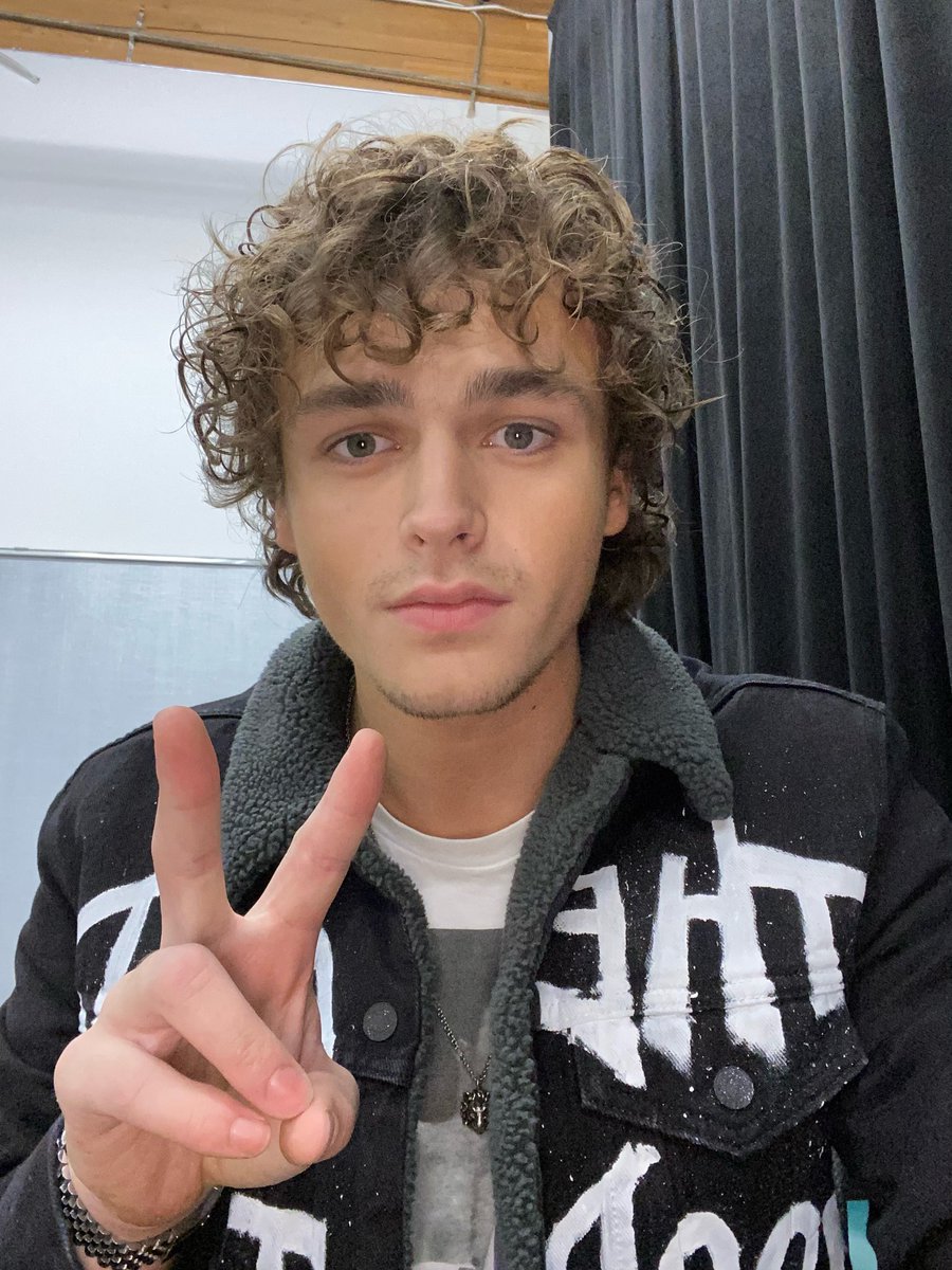 HE4RTGOLDMENDES's tweet image. hi jonah says that y’all should be streaming rn!!! #STREAMFALLIN