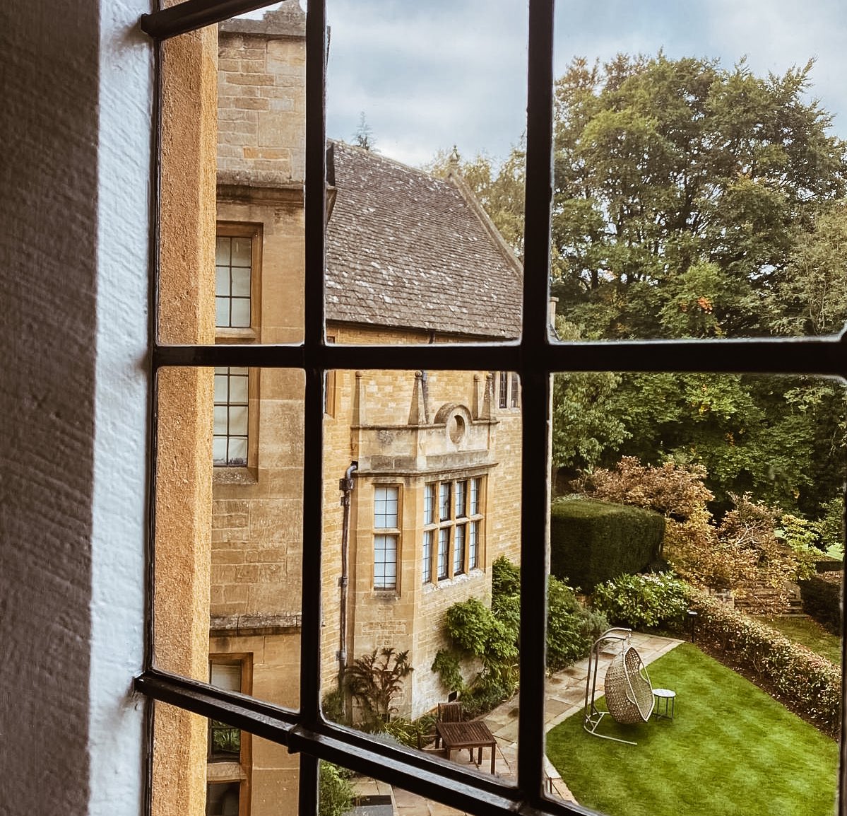 🌳 We see you 🌳 
.
.
We may not see you this week. But we see you through the window. Not long to go until our home is yours again. 
.
.
#MiCasaSuCasa #ManorMoments