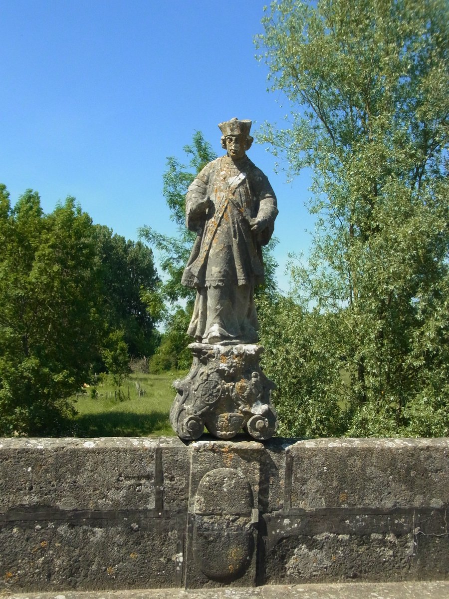 RoadTrip70's tweet photo. Dans #lahautesaone à proximité de Chemilly 🏰, vous trouverez un pont qui enjambe le Durgeon ou trône une statue de St Népomucène 😇(https://t.co/pkkzATNWn1). Une #destination70 que nous rejoindront prochainement avec le plus grand plaisir...🥰 https://t.co/QIEaypOHFH