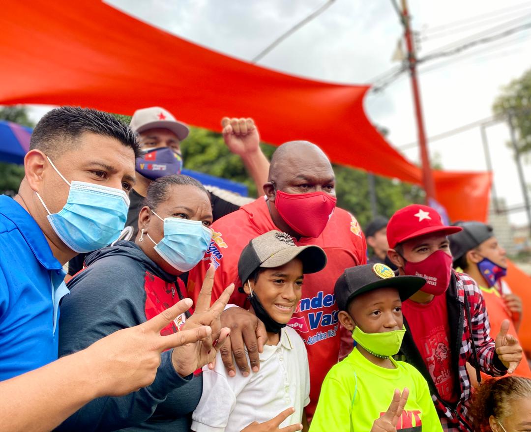 ELOYSULBARAN's tweet photo. Nuevamente en Catia, pero esta vez desde la Av. El Cuartel. Compartiendo una tarde de música, baile, deporte y cultura junto a nuestros jóvenes, con nuestra gente y los camaradas @pinfantea y @vargas_mimou

#Catia 
#GanaremosLaBatallaAlCovid19 https://t.co/nHbQRtchwZ