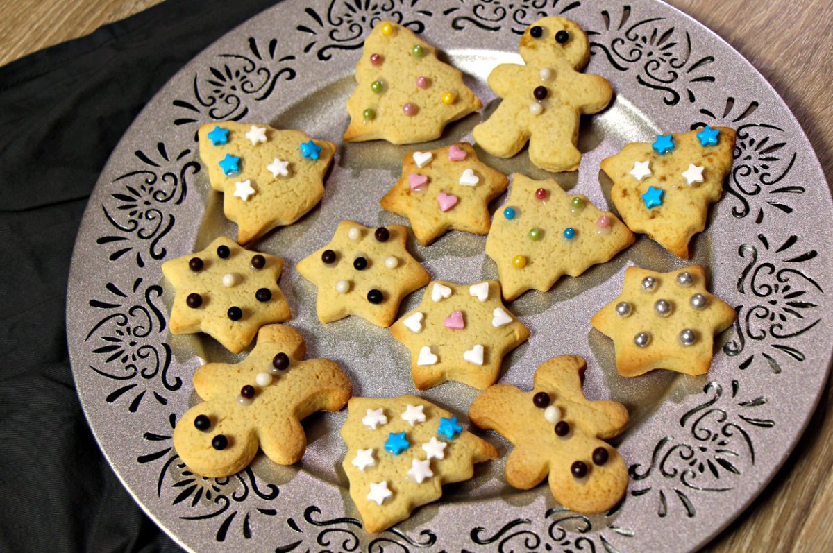 Misscoco68's tweet photo. Cuisson de petits gâteaux de Noël avec le papier de cuisson anti-glisse Albal , il est vraiment très pratique !! 👍😃
#trndfrance #trnd @trnd_fr @Albal #MaCuisineAlbal #testeuseproduits #testeuse #test #papiercuisson #papiercuissonantiglisse #patisserie #foodlover https://t.co/Xf8OzGWNnv