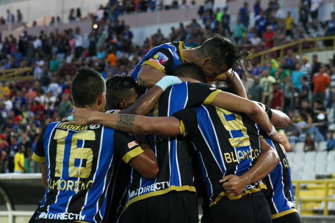 MinerosGuayana's tweet photo. #EfemérideNegriazul | 𝐎𝐜𝐮𝐫𝐫𝐢𝐨́ 𝐮𝐧 22 𝐝𝐞 𝐧𝐨𝐯𝐢𝐞𝐦𝐛𝐫𝐞 🔥🔥

#Mineros 4⃣-1⃣ @DvoTachira
📆 2015

⚽ Rafa Acosta 15'
⚽⚽ @richardblanco9 43' 60'
⚽ @anthony5gabriel 49'

#VamosMineros ⚫🔵 https://t.co/yE9VVq7MqB