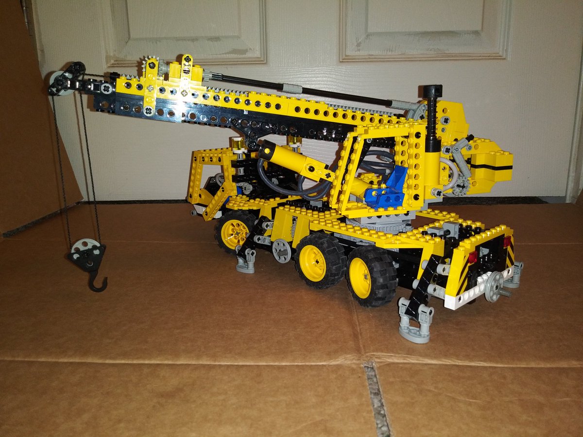 CaraparC's tweet photo. Part of my lego collection:

2002 Lego Technic 8431 Pneumatic Crane Truck

This Crane comes to sites to lift some very heavy stuff!

#Lego #Technic #Pneumatic #Crane #Truck #LegoTechnic #CraneTruck #Cool #Contruction #Collectible #Collection #LegoCollection #LegoCrane https://t.co/Vrix3hEYQm