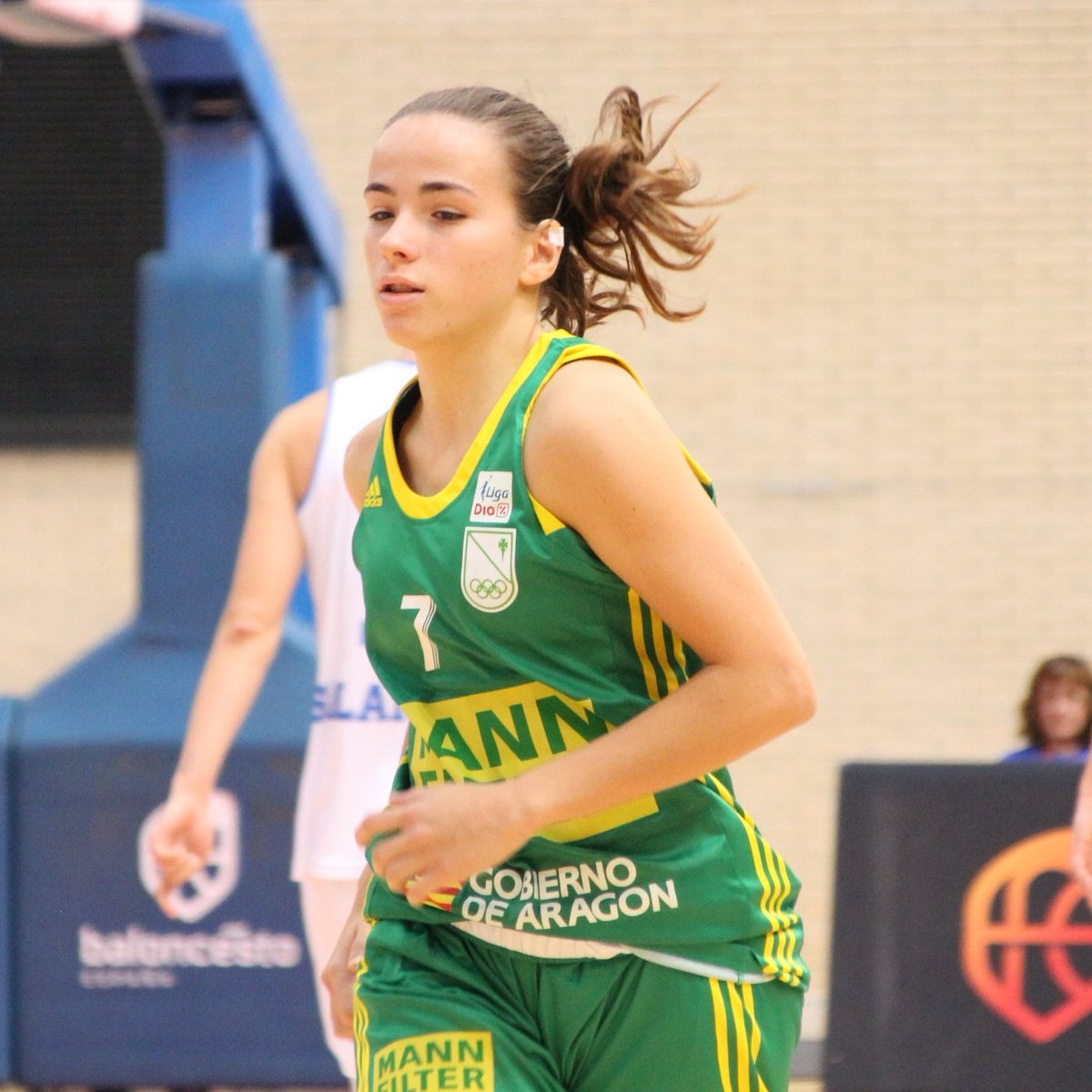 stcbaloncesto's tweet photo. Debutaron en Liga Femenina el curso pasado de la mano de @ladoflash en el MannFilter con tan sólo 16 años y hoy han vuelto a jugar en la máxima categoría con el @CasademontZGZ. Marina Cenis y @ale_mastral, canteranas de Stadium, siguen persiguiendo el sueño. Otro pequeño paso🏀💚 https://t.co/G04SUK2hiS