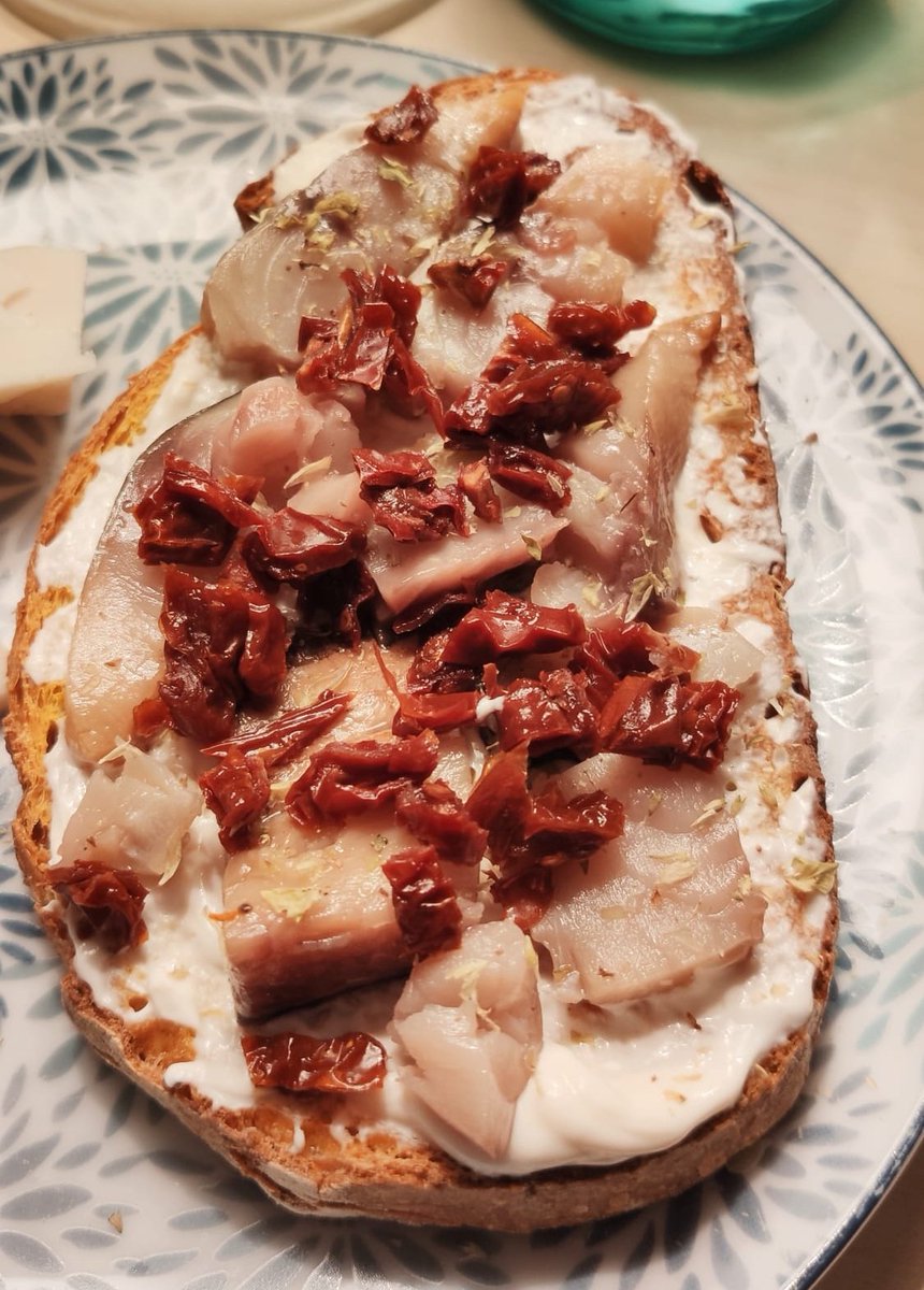 healthy_wild's tweet photo. Buenísima forma de terminar la semana: Tosta de pan de cúrcuma con caballa ahumada, queso crema y tomate seco 😍 #cocinaloquecomes #nutrimenu #menuorg #falsefooders https://t.co/yCgUzxNKES