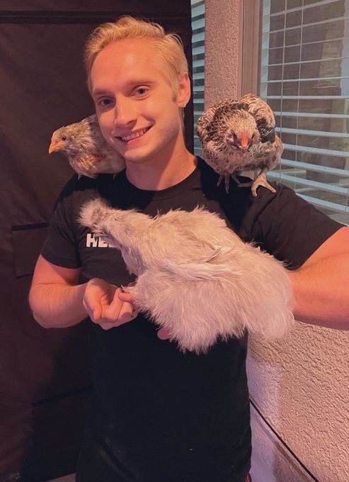 Here&rsquo;s me holding some cocks 🐓 https://t.co/IigWGpsBuL<a href="/tag/teslamodel3"class="tags"><span>#teslamodel3</span></a>