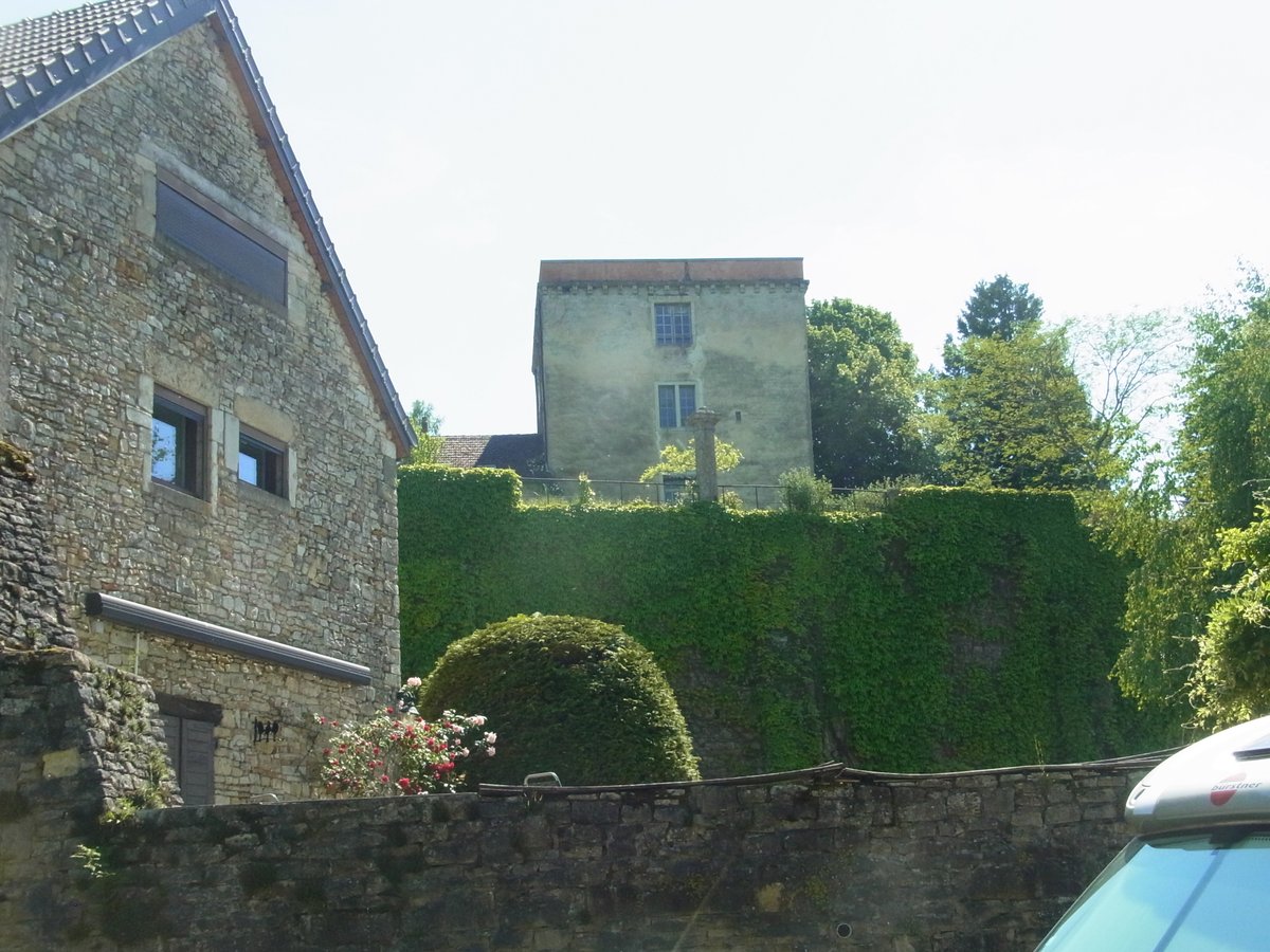 RoadTrip70's tweet photo. Une #destination70 bien agréable 🌞 en toute ❄️ saison 🌧️, pour les promeneurs, cyclistes 🚵‍♀️, curieux que nous sommes : Chemilly (https://t.co/VquwZRpLDC). Son château 🏰 au bord de l'eau est une pause bien sympathique dans #lahautesaone. https://t.co/yNx3WoDgAU