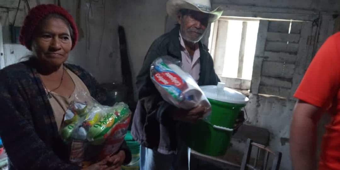 Vanelope_27hn's tweet photo. Familias que han sido afectados por el Huracán IOTA han recibido ayuda por parte de COPECO 
#ProyectoNoticia
#HuracanIOTA https://t.co/bECk2cUOUb