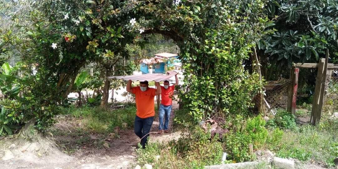Vanelope_27hn's tweet photo. Familias que han sido afectados por el Huracán IOTA han recibido ayuda por parte de COPECO 
#ProyectoNoticia
#HuracanIOTA https://t.co/bECk2cUOUb