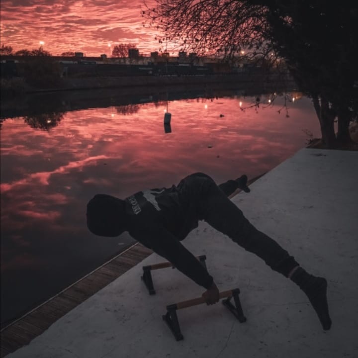 972_Noa's tweet photo. #straddleplanche x #sunset https://t.co/VEK1x9X8yU