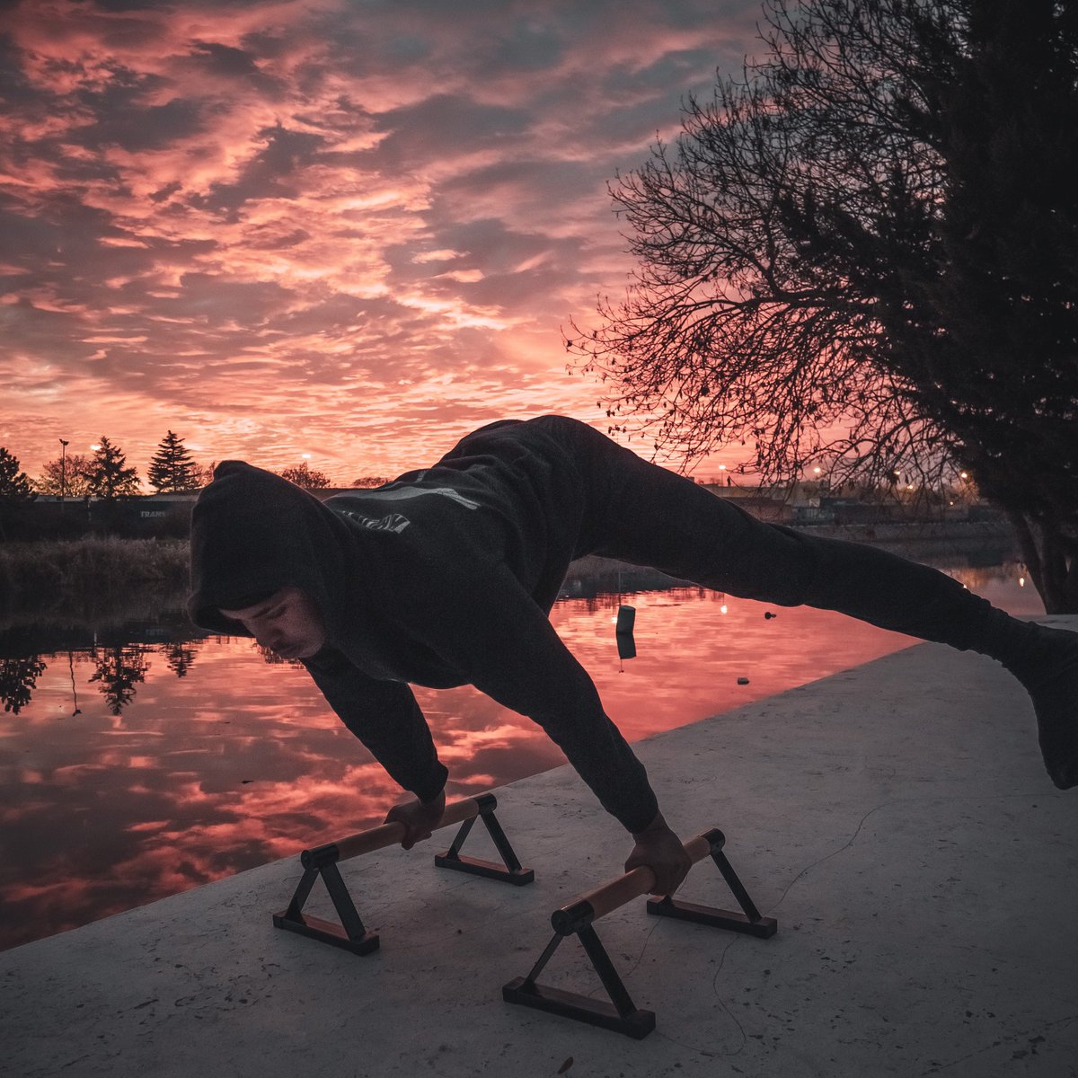 972_Noa's tweet photo. #straddleplanche x #sunset https://t.co/VEK1x9X8yU
