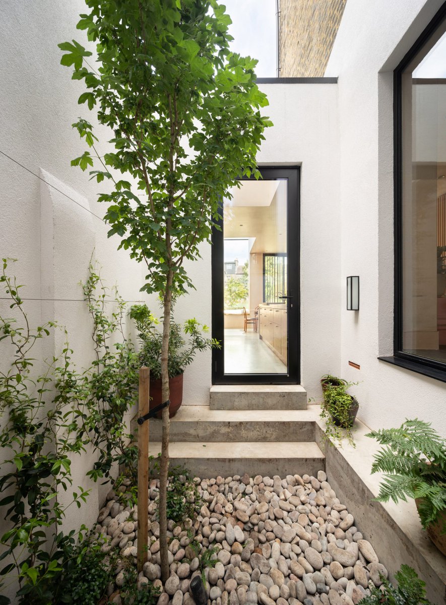 dezeen's tweet photo. Tsubo House is a home in Hackney with a tiny Japanese-style courtyard: https://t.co/TCsWV7Dane https://t.co/CnzKfBQBXJ