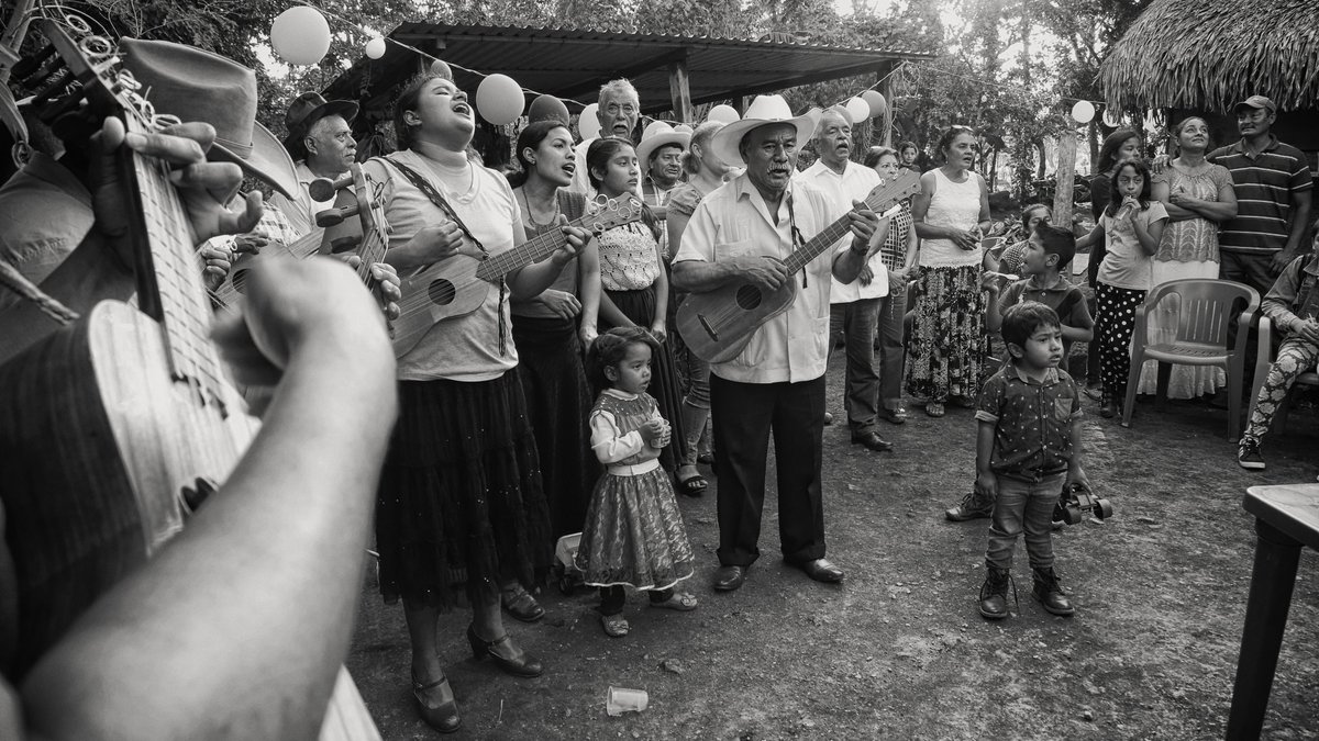 CieloSurOrg's tweet photo. ...la bailadora, el viejo jaranero, el cantador impetuoso, niños zapateadores, los mayordomos, la procesión acompañado de los jaraneros por las calles del pequeño pueblo, la entrega de la mayordomía #Cielosur #DiadelaMusica #DiaDelMusico  https://t.co/whWznrjJ6a https://t.co/M8KULbQj37