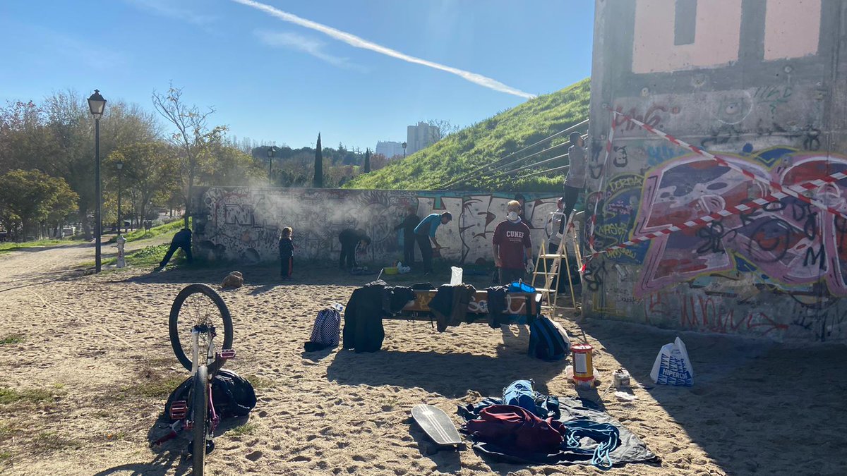 VerdeCuna's tweet photo. Ante el abandono del rocódromo de la Cuña Verde, sus usuari@s se movilizan para acondicionar la instalación y permitir una práctica más segura de la escalada. Quizá el mantenimiento no debería correr de su cuenta. https://t.co/xGYRkj6CGZ