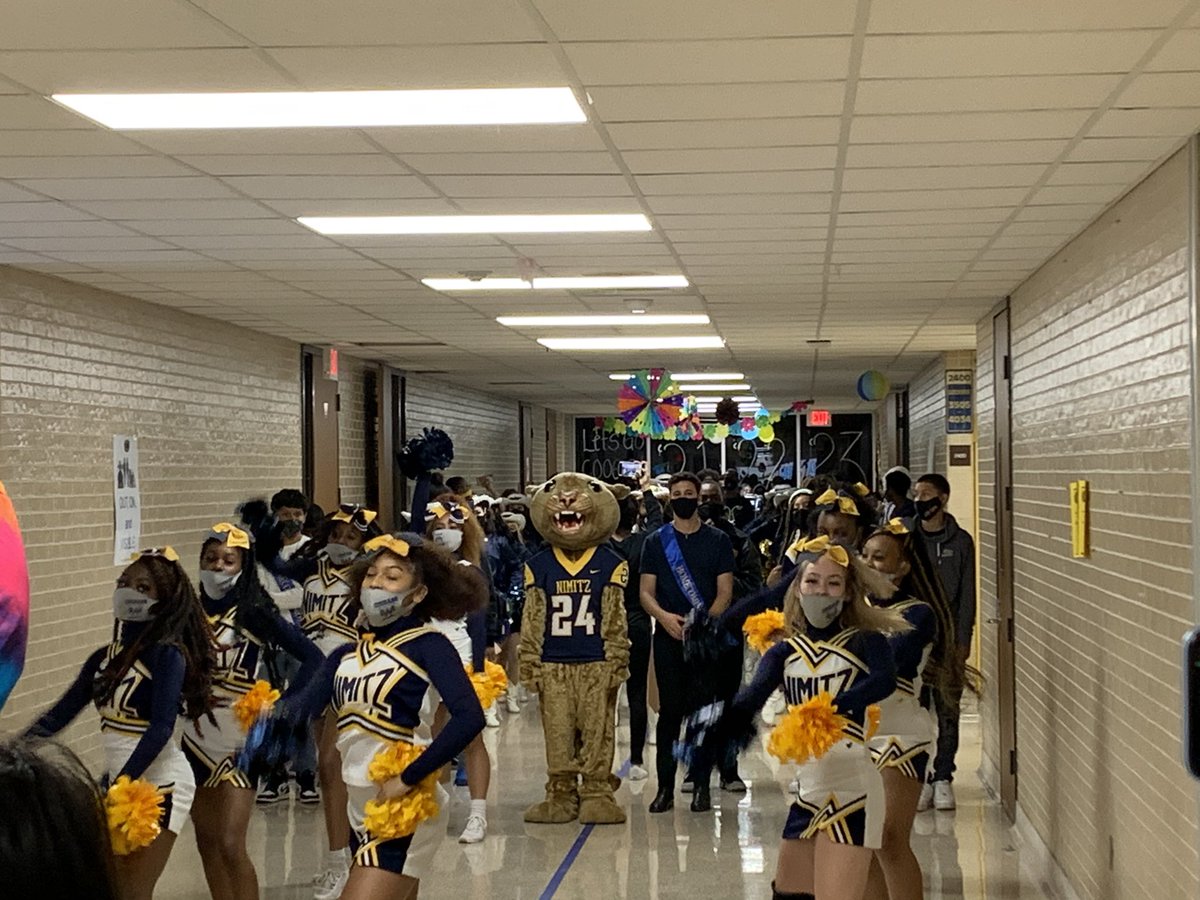DonaldEducator's tweet photo. What a way to start Thanksgiving Break and Nimitz Homecoming #StudentMorale @NimitzHS_AISD @ToddLindeman4 @EarlieXwilliams @AISD7_12Science @drgoffney @AldineISD @AldineSTEM @tdavis_aldine https://t.co/aVVbSGl9yL