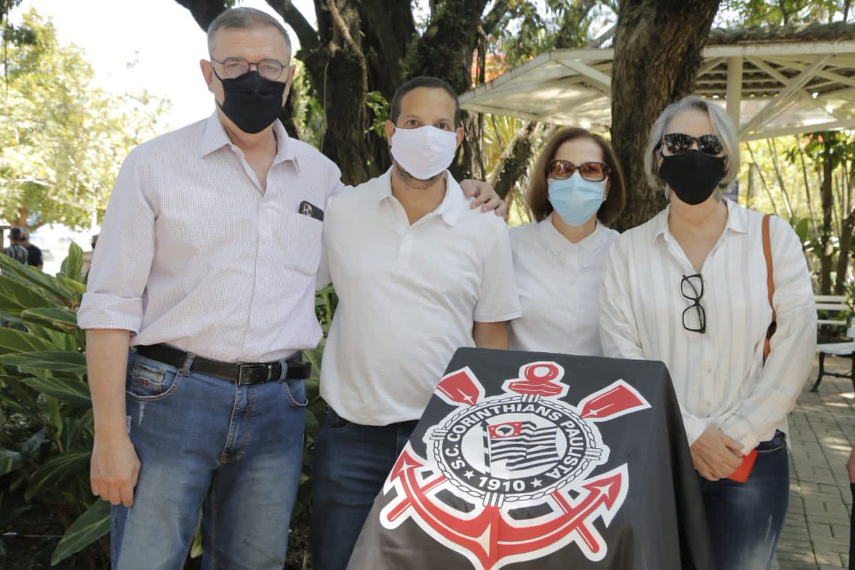Ontem tive a honra de participar de uma justa homenagem a dois saudosos amigos e grandes corinthianos que nos deixaram este ano: Flávio Ferrari e Flávio Ferrari Jr. A família, que já estava eternizada em nossos corações, agora também está eternizada no Senadinho do Pq. São Jorge.