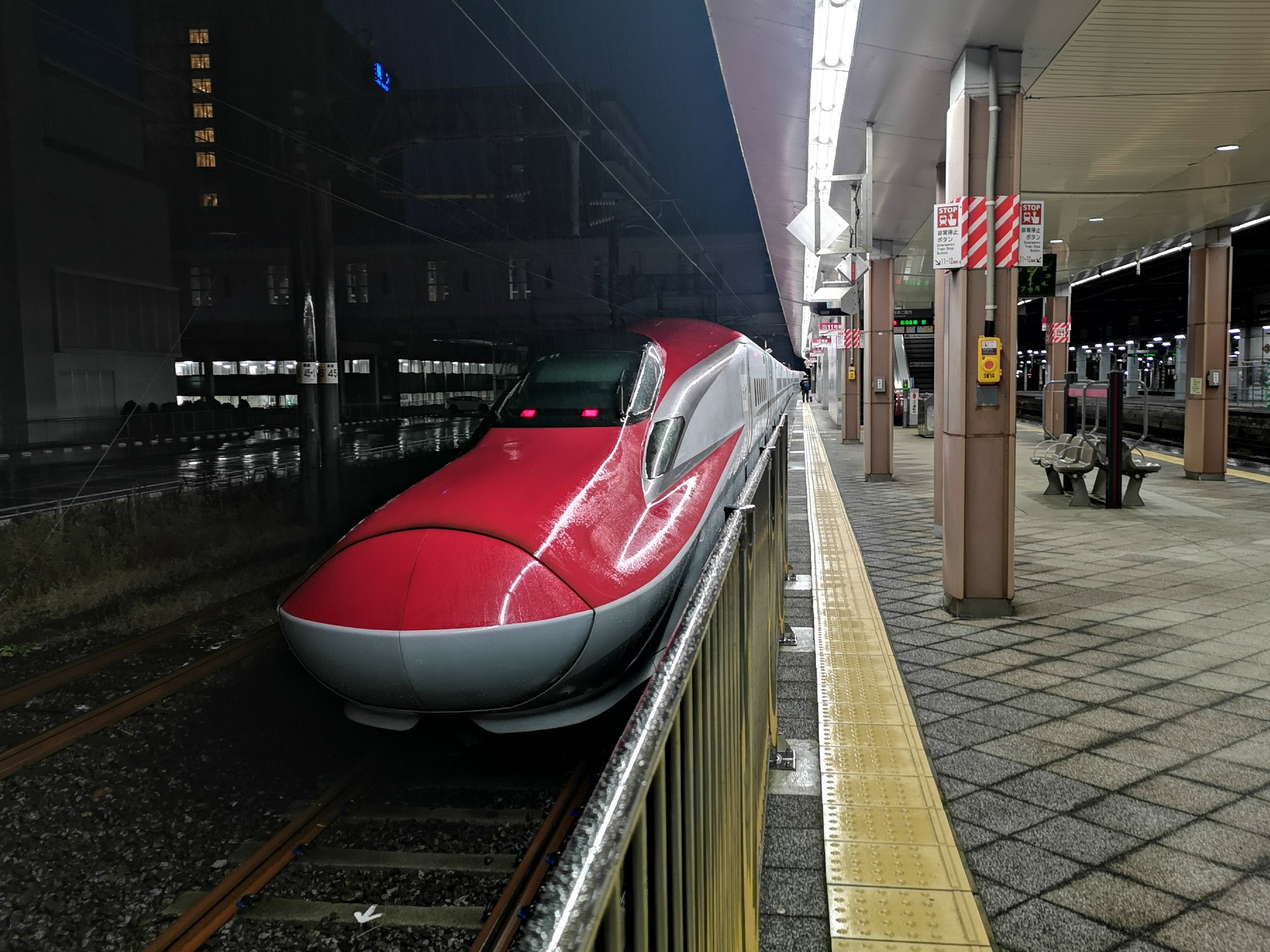 にゃんたむ A Twitteren 秋田608発 秋田新幹線 東北新幹線3006m こまち6号 東京 E6系z11編成 盛岡 東京 前にはやぶさ6号と連結 角館 田沢湖 上野を通過する上りの最速達列車となり 秋田から東京まで所要時間3時間39分で運転します 上りでこの停車駅パターン