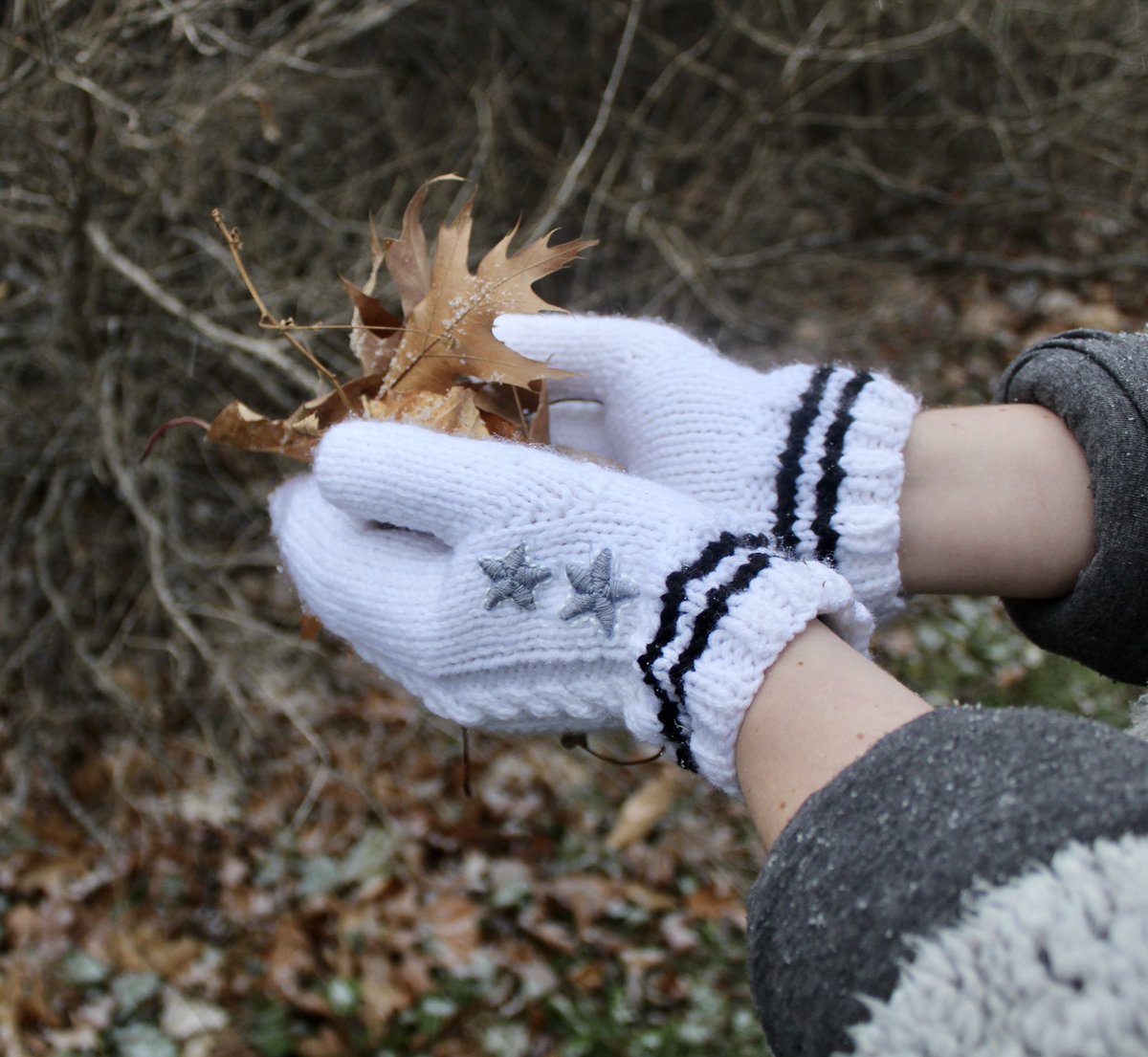 lolo_designco's tweet photo. i’ve spent the past few weeks creating a pattern for these #Folklore inspired mittens, i’m so happy with how they turned out. they’re super cozy too!! ✨💕
@taylornation13 @taylorswift13 https://t.co/sfxrlKqxBf