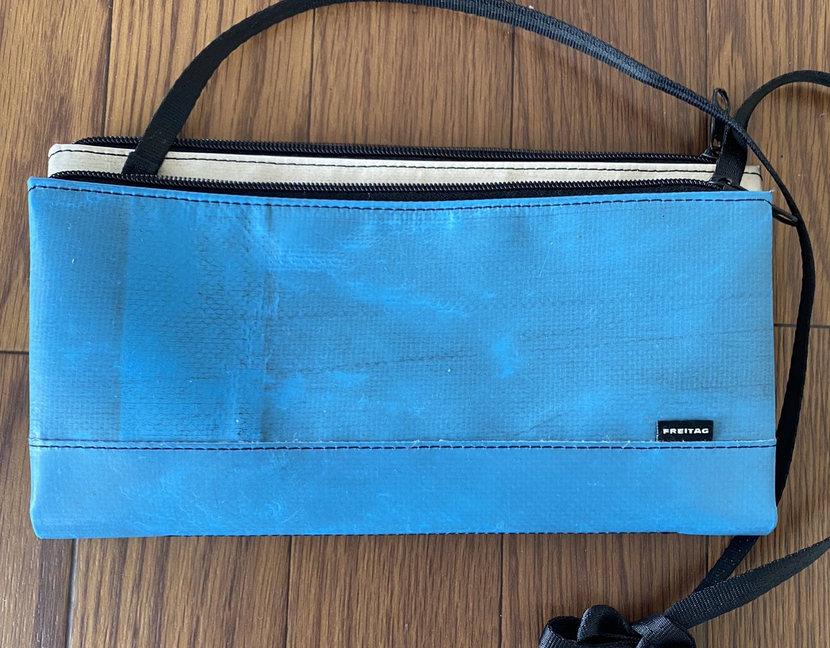 kentayoga's tweet photo. お気に入りの #frtg #F271 #MASIKURA スマホ、財布、おやつを入れてピッタリサイズなんで、散歩の日や、旅行先で役立つ優秀ポーチ。
これだけで会社へ行ったことも(笑)
出かける時の荷物をどれだけシンプルに、且つその時間を素敵に過ごせるかを考える派。
その考えにピッタリなのが #FREITAG です。 https://t.co/8pfHE9i2vQ