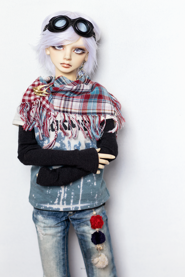 worldruined's tweet photo. Too many photos...
Jerolyn is a Sevy sculpt by @roserindoll ; faceup by #komorebidolls
"cosmic" shirt by @shipoalfheim
black shirt by @kyrie666_
jeans by @FreedomTeller
scarf by @NITARO2
keychain by @Flupinus
goggles by #anotherspace
ear cuff by @dpschecks
bird pin by ?? https://t.co/LueLCIDSYa