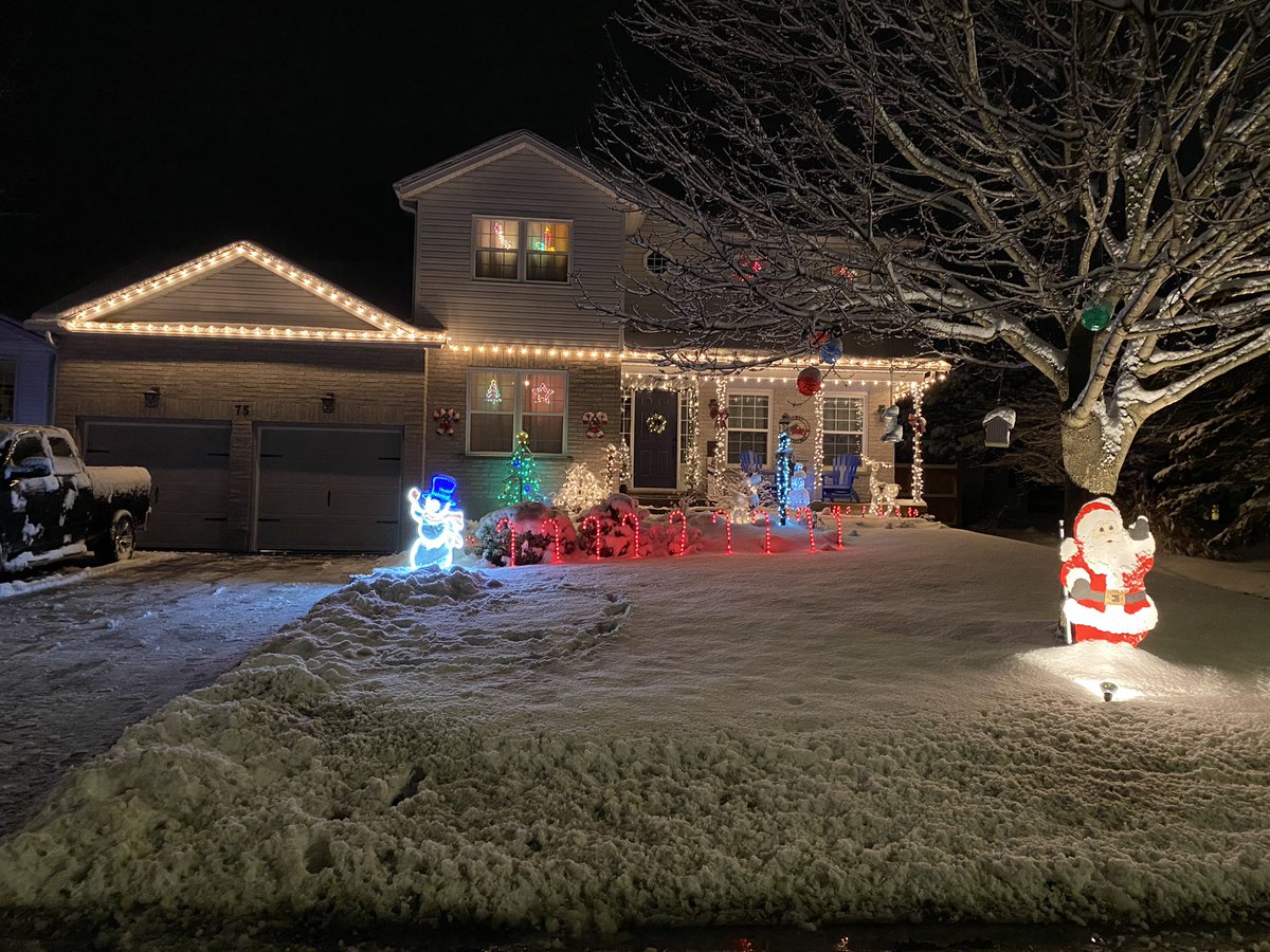 Pretty sure Santa will be able to find us this year 😉#Christmas2020 #christmasdecorations #santa #lights