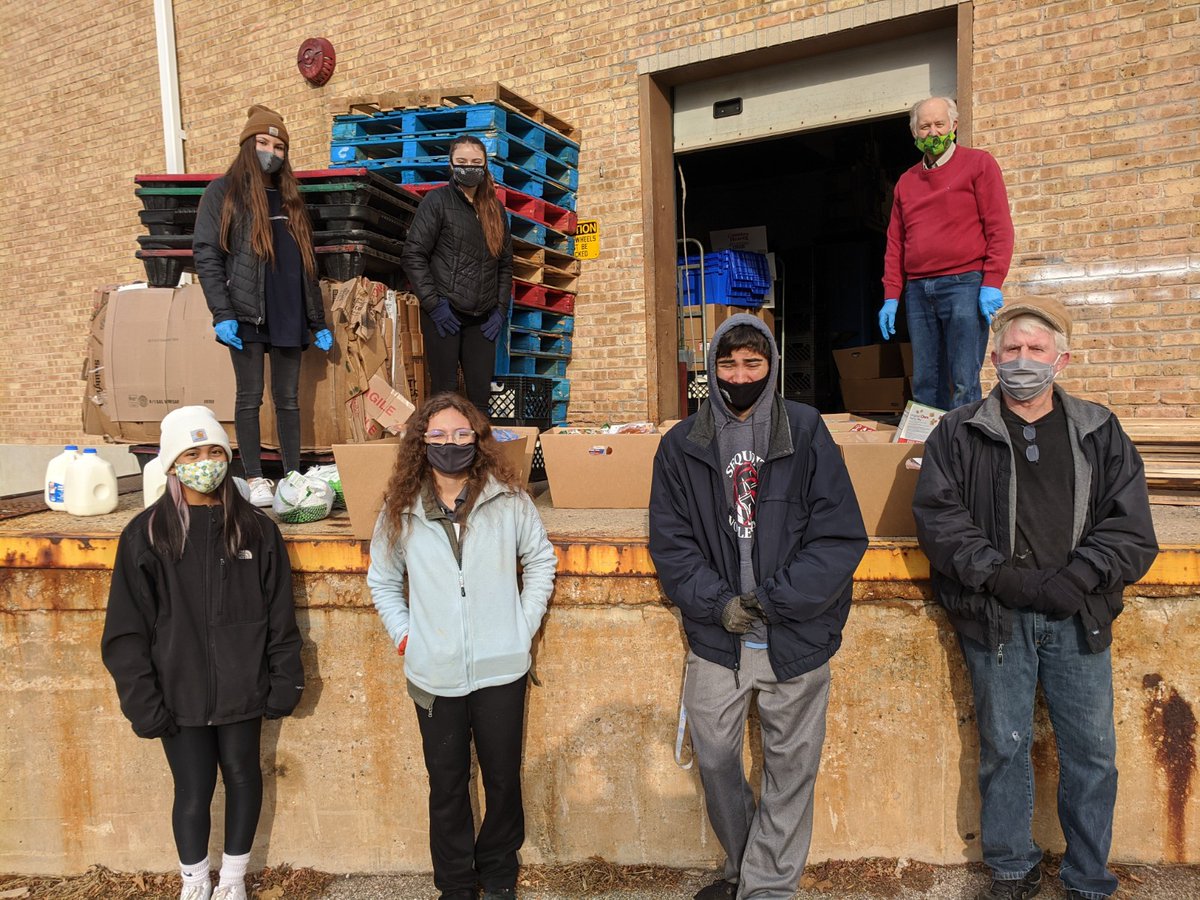6440Interact's tweet photo. The Interact Club of D117 joined the Rotary Club of Antioch to distribute 75 complete Thanksgiving dinners to families in need in the Antioch and Lake Villa area this morning.  We were also joined by photographer and  District Governor Lyle Staab.

Have a healthy Thanksgiving! https://t.co/tPs1laU2hp