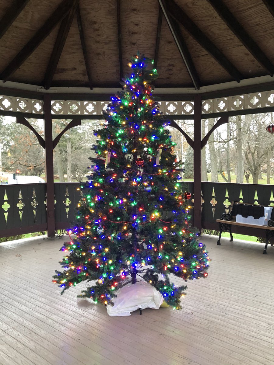 RecWappfalls's tweet photo. Holiday season is here! Today, Volunteers and the recreation committee decorated Mesier Park. Big thank you to Cindy Latino, Kevin Huber, Todd Bowen, Past and current Village residents and RCK Interact Club. Your help is great appreciated! https://t.co/ceOC1jCx0y