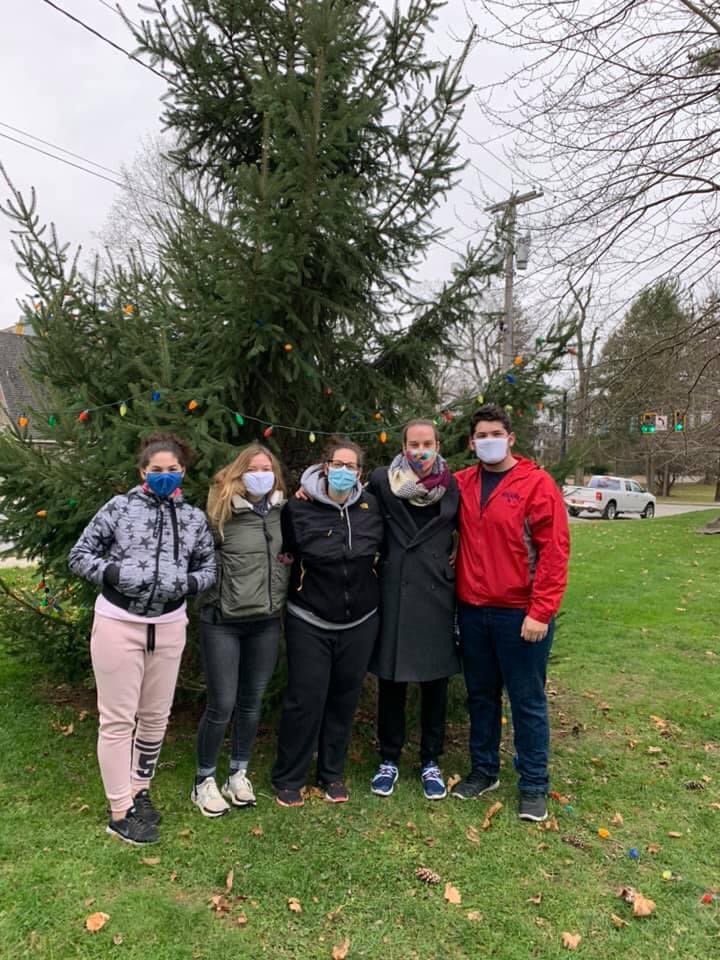 RecWappfalls's tweet photo. Holiday season is here! Today, Volunteers and the recreation committee decorated Mesier Park. Big thank you to Cindy Latino, Kevin Huber, Todd Bowen, Past and current Village residents and RCK Interact Club. Your help is great appreciated! https://t.co/ceOC1jCx0y