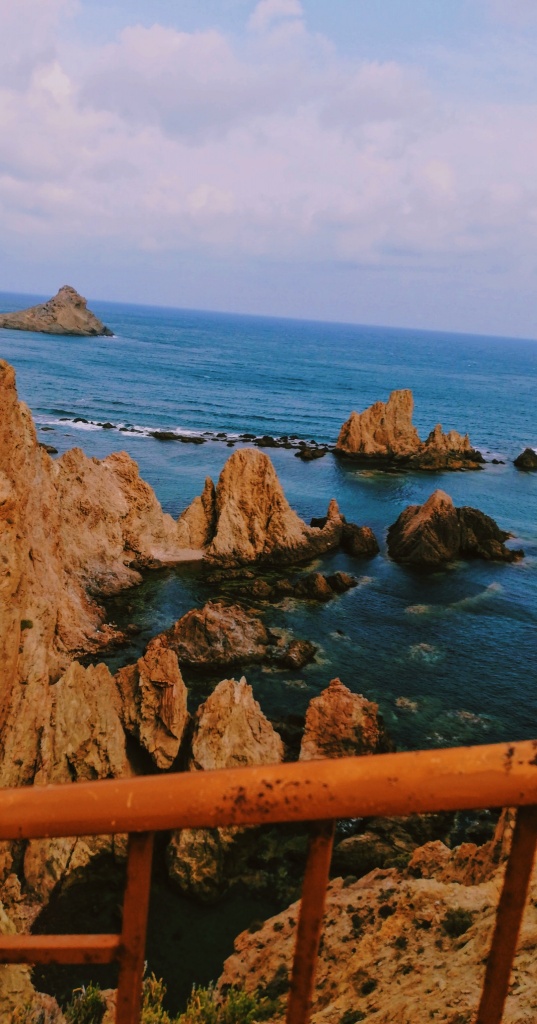 paulalaprofe's tweet photo. El Arrecife de las Sirenas, situado en el parque natural de Cabo de Gata-Níjar en Almería es un lugar fascinante.  Esta imagen la tomé en el verano de 2019
#mipaisaje #DCSUVA #Almeria https://t.co/2kYNaw2VBr