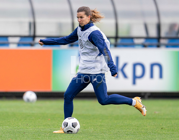 TobinHeath17Arg's tweet photo. A alguna se le fue la mano en el entrenamiento de hoy y le rompió el chaleco. 
El tupé. (?)

#USWNT #NovemberCamp https://t.co/yYXlLbTaju