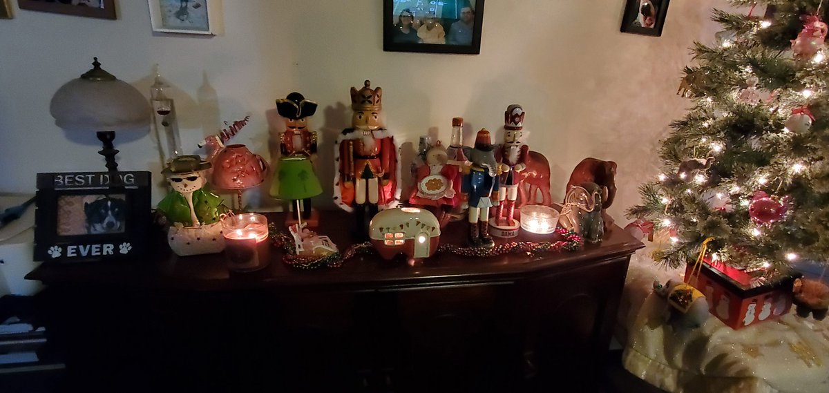 CdbLead's tweet image. Decorated and in the holiday spirit. Ready for Turkey, football and Black Friday!!