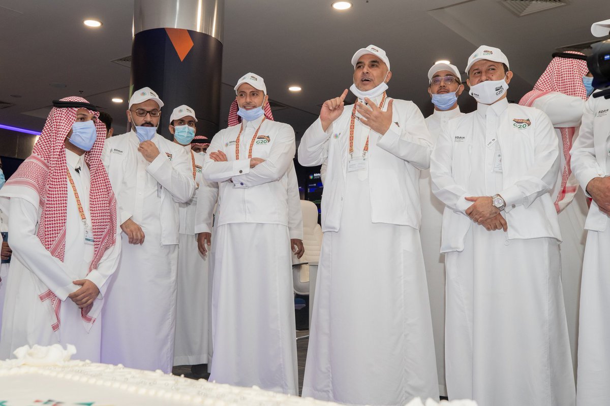 Alwagait's tweet photo. باسمي وباسم زملائي في #مركز_المعلومات_الوطني اهنئ مقام مولاي خادم الحرمين الشريفين وولي عهده الأمين، حفظهما الله، بمناسبة النجاح الاستثنائي لاستضافة #قمة_العشرين خلال عام استثنائي
ونفخر بمشاركتنا بتشغيل منصة بروق  لعقد القمة افتراضيا. 
جهودنا متكاملة مع شركاء النجاح. https://t.co/jfV54YFxf9
