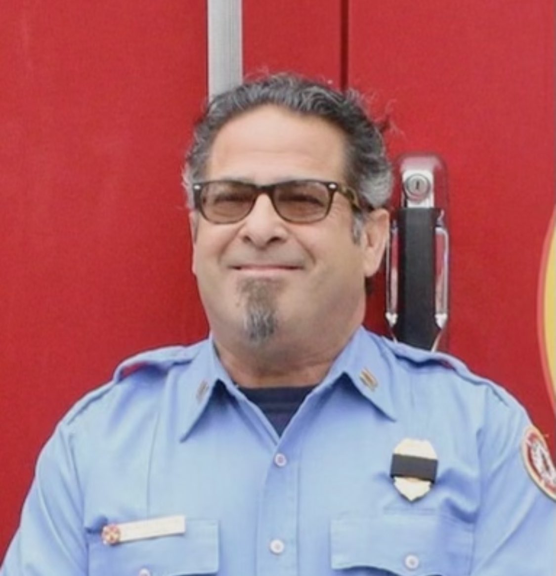 JOCOScanner's tweet photo. Across the state line our brothers and sisters @KCMOFireDept are grieving the loss of not one but two LODD’s within 24 hours of each other. Both members lost their battle with COVID-19 and are now gone but never forgotten. Pray for the KCFD family and our community.
#KCFDStrong https://t.co/5LL4JyC45T