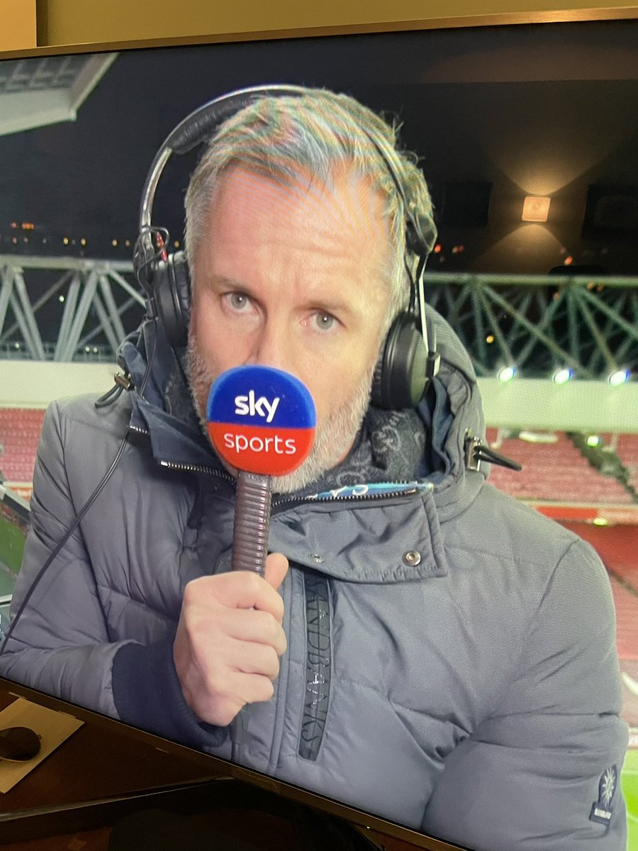 MinheeJones's tweet photo. @Carra23 I’m a US expat &amp; my English husband can’t give me an actual answer to this. Why do soccer commentators always have the weird nose-blocking mics that (American) football commentators don’t use? He said “wind” but surely there’s wind @ Chicago Bears stadium? @SkySportsPL https://t.co/qNmMrx1TCr