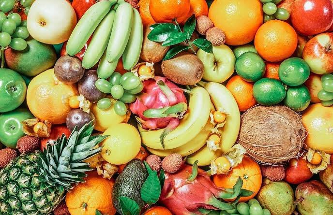 Colourful and crunchy fruit and vegetables can. Фрукты. Тропические фрукты. Куча фруктов. Много овощей и фруктов.