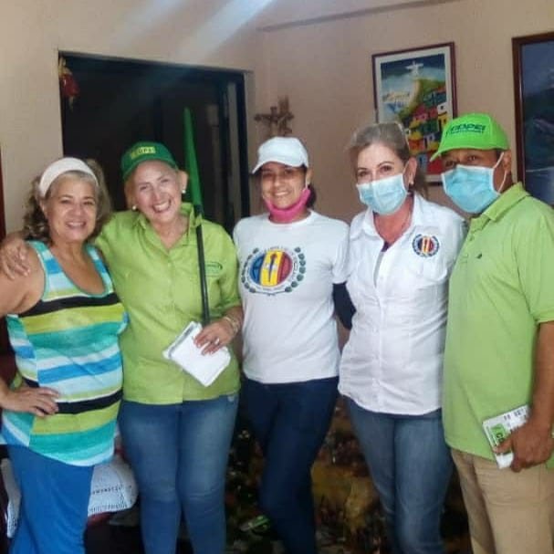 merida_copei's tweet photo. María Eugenia Febres Cordero @marufebrescordero , Valentina Araujo @valentinaaraujoquintero  y Luis Montilla @montillaluisen con su equipo, recorrieron la Urb. J.J.Osuna Rodríguez  enseñando a votar a la gente de esta populosa comunidad Merideña.

*VOTA VERDE!!*💚 https://t.co/oXCTOCJdlc
