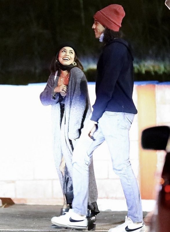 Vanessa Hudgens NEWS on Twitter: "?| Vanessa Hudgens et Cole Tucker @ Los  Angeles - 21 Novembre.… "