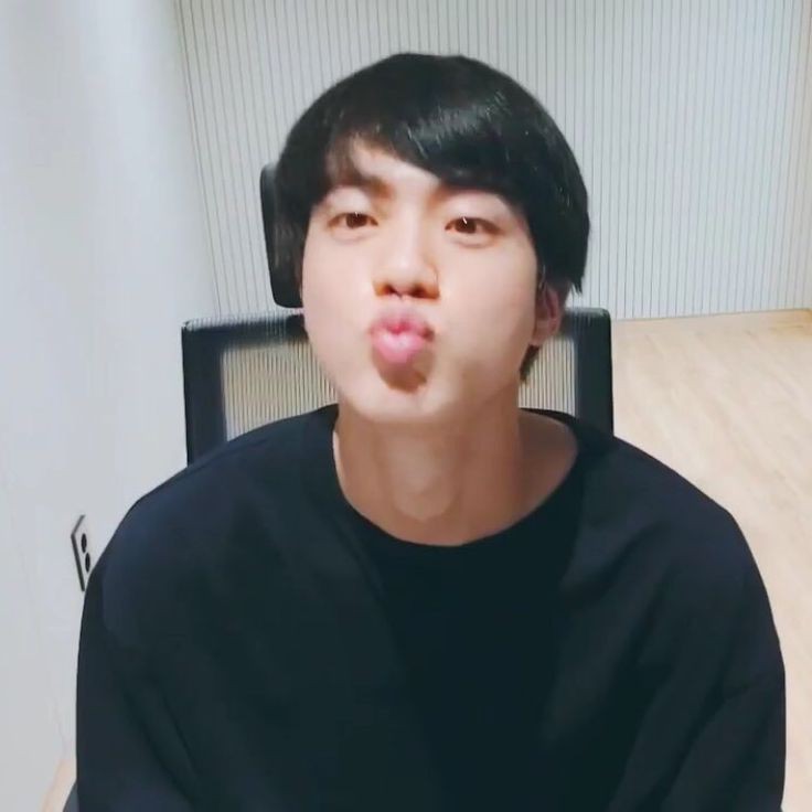 seokjin kisses !