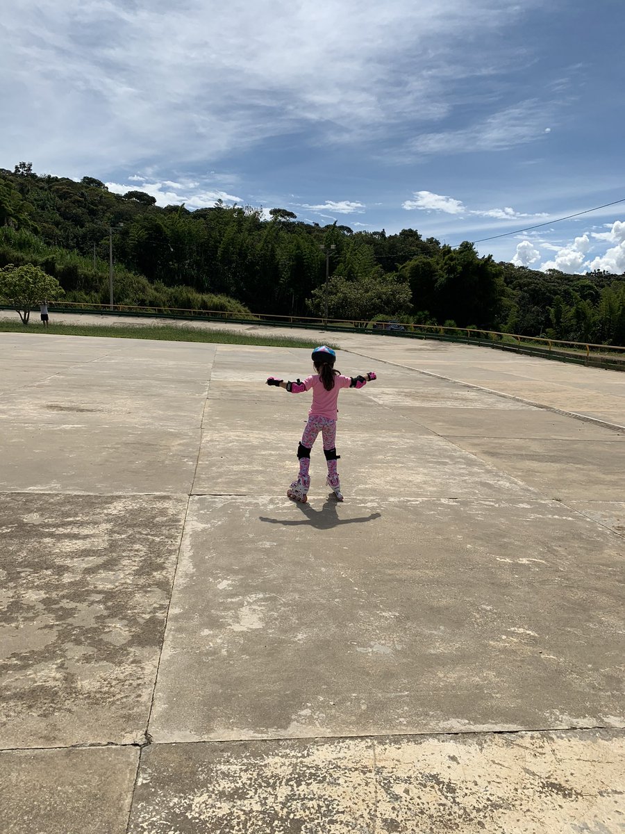 Otalora13's tweet photo. A los 8 años me partí la mano intentando aprender, nunca aprendí. Ella con 6 años me enseñó que “no pasa nada” caer y levantarse. https://t.co/t6H9RxqmWh