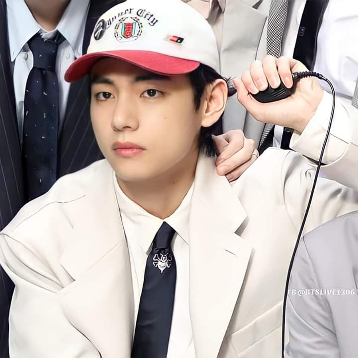 usagilovel's tweet photo. My boyfriend is a school tycoon 🤭
#taehyung #V #BTSV @BTS_twt #BTS_BE #btsblueandgrey https://t.co/8SFXqz0Yge