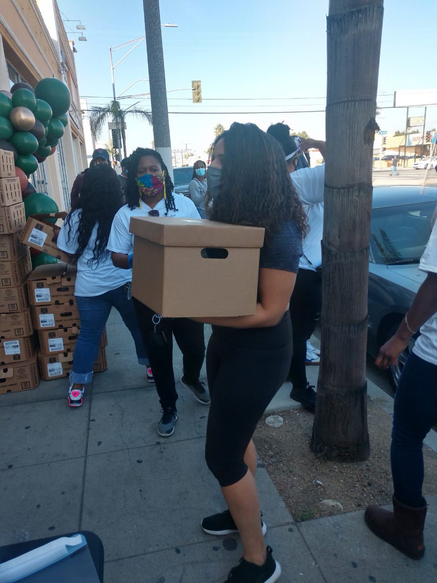 RadioFreeKevin's tweet photo. Props going out to my #AcceleratedRadio family @__gvibez for organizing &amp; distributing #Turkeys &amp; Boxes of Food for our people who are in need of a lil help this season! Stop by our studios AcceleratedRadio to lend a hand, or grab a box of food for your family.. #KevinNashShow https://t.co/p0eXOj0BWe