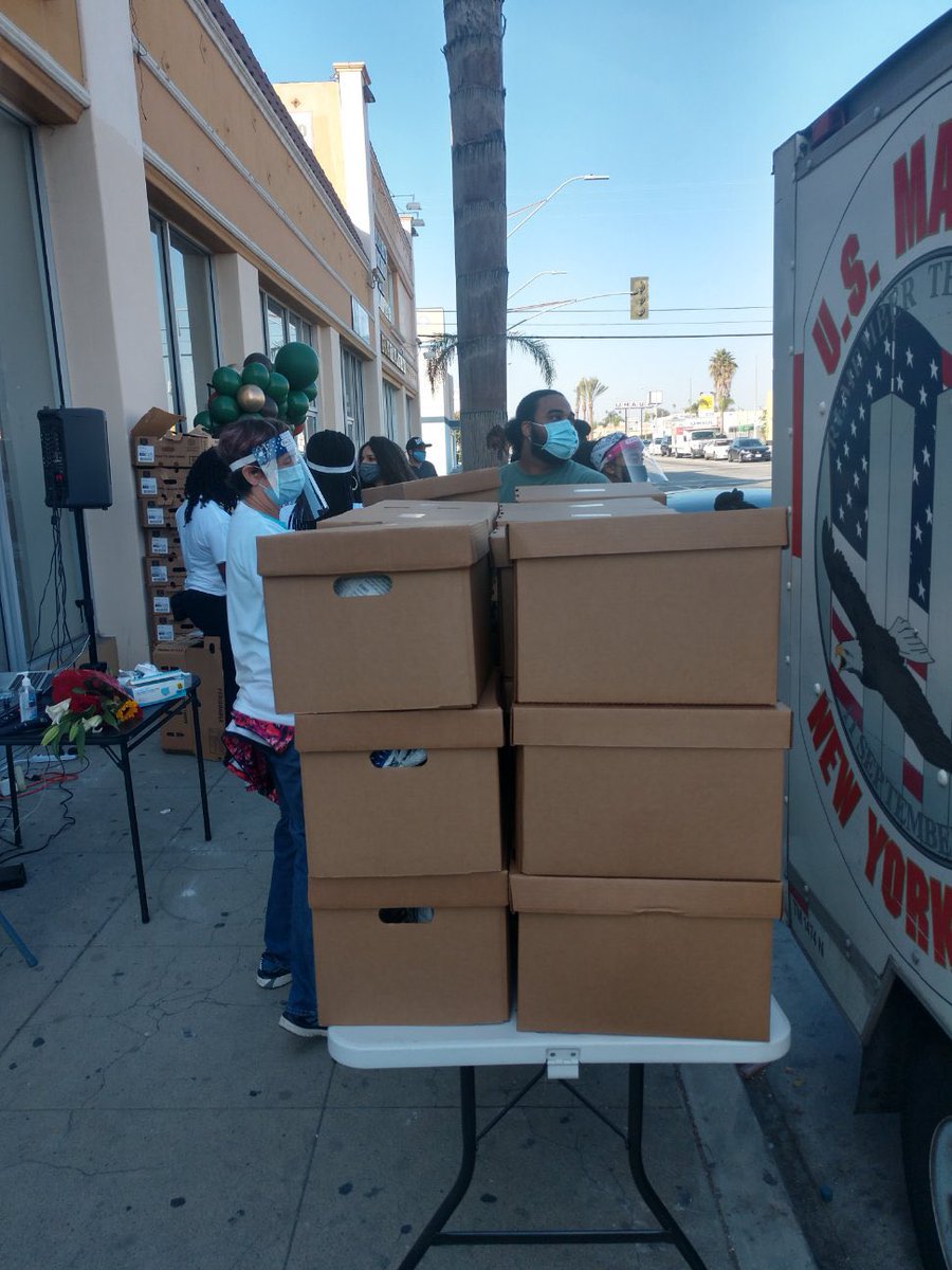 RadioFreeKevin's tweet photo. Props going out to my #AcceleratedRadio family @__gvibez for organizing &amp; distributing #Turkeys &amp; Boxes of Food for our people who are in need of a lil help this season! Stop by our studios AcceleratedRadio to lend a hand, or grab a box of food for your family.. #KevinNashShow https://t.co/p0eXOj0BWe