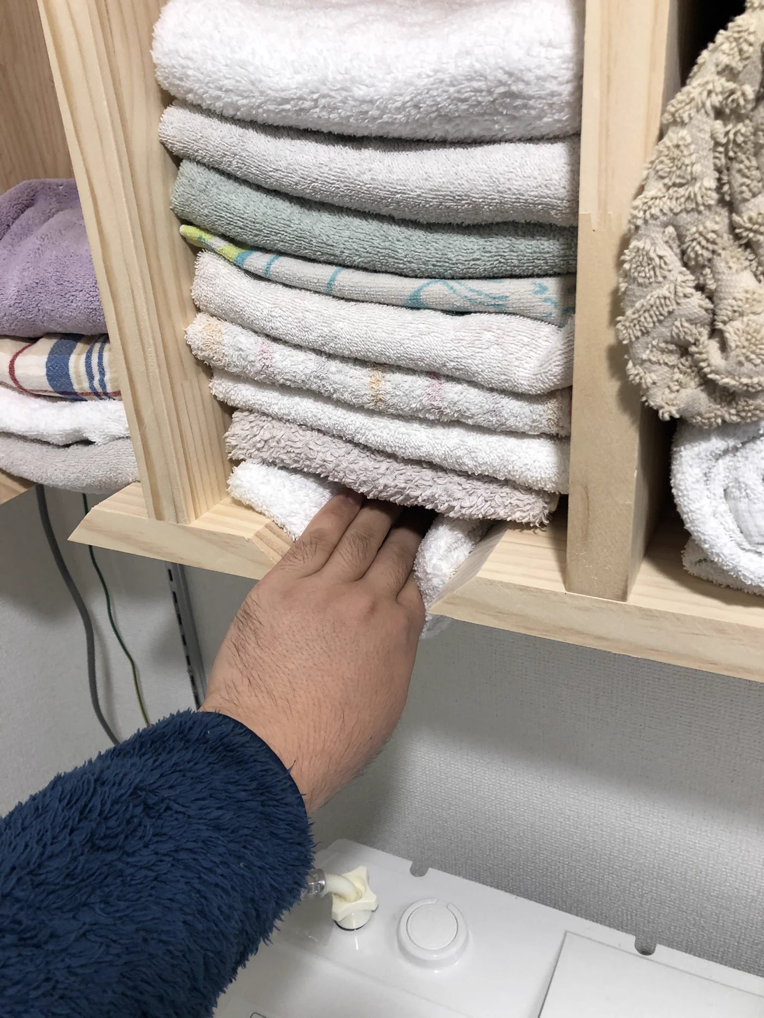これは良いアイデア！タオルの先入れ先出しが簡単に出来る棚