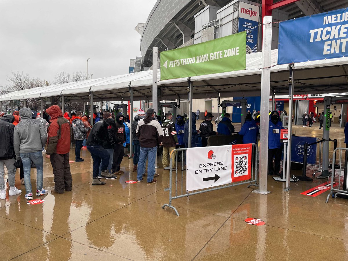 Before the <a href="/Browns/">Cleveland Browns</a> beat the Eagles today at FirstEnergy Stadium, fans entering the old fashioned way were waiting in the rain, while those who signed up for Express Entry were getting in quickly thanks to #wicketsoftware 

#TouchlessAccess #ClevelandBrowns