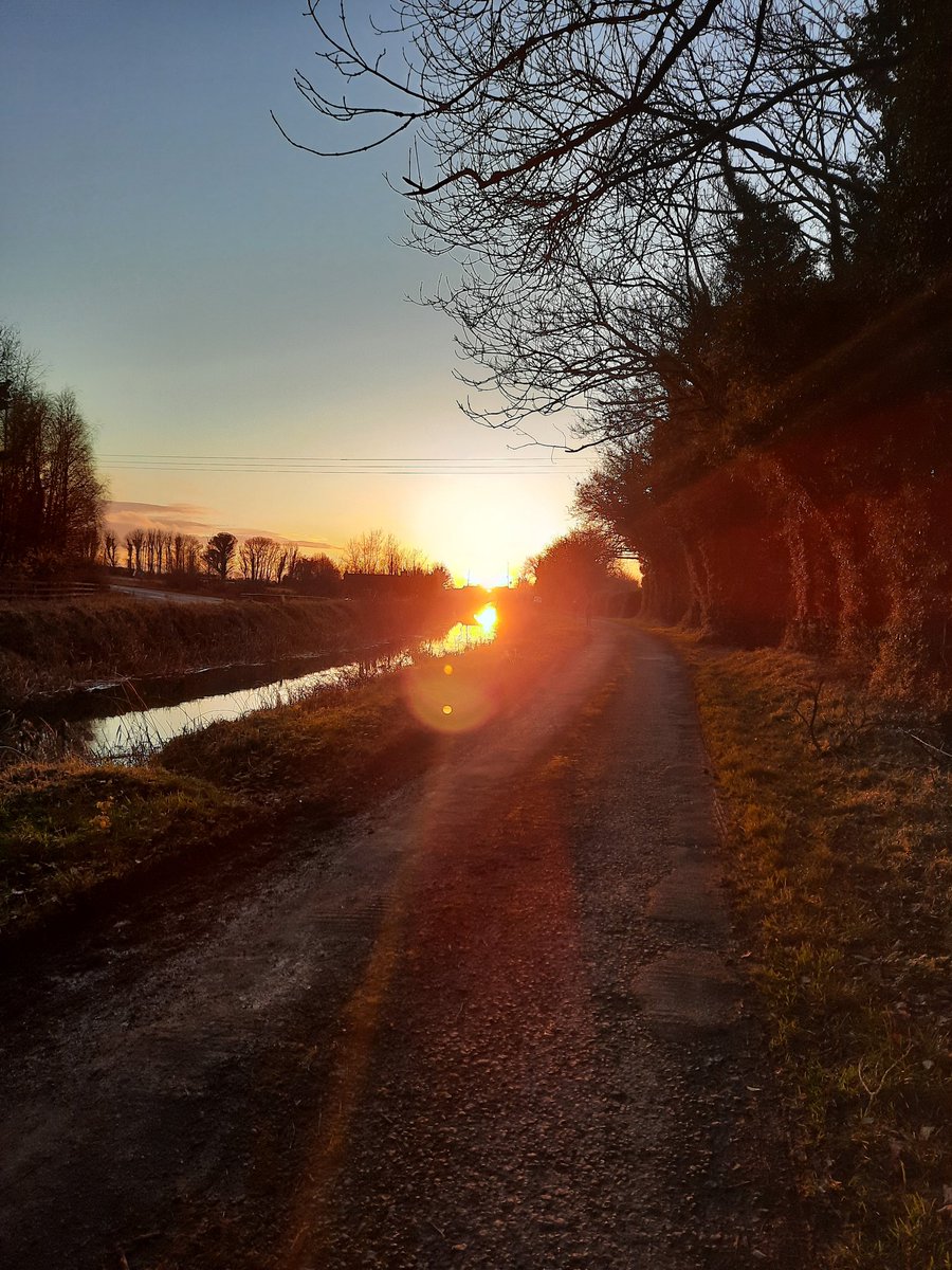 envirokids's tweet photo. Fantastic sunset on the #grandcanal #inlandwaterways #waterwaysireland https://t.co/DOrunL82SG