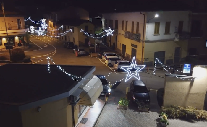 LuinoNotizie's tweet photo. L'abbraccio dei cittadini di #Ghirla ai commercianti: "Grazie per le luminarie di #Natale". Le parole di una signora https://t.co/aDGYD1OA0w https://t.co/twjfrENRom