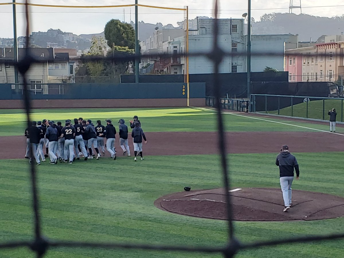DebbieBreedwell's tweet photo. Heck of a job team Gold!!!!!!  What a fantastic fall.
#usfcabaseball
#donsbaseball https://t.co/CzSYLs6tBM