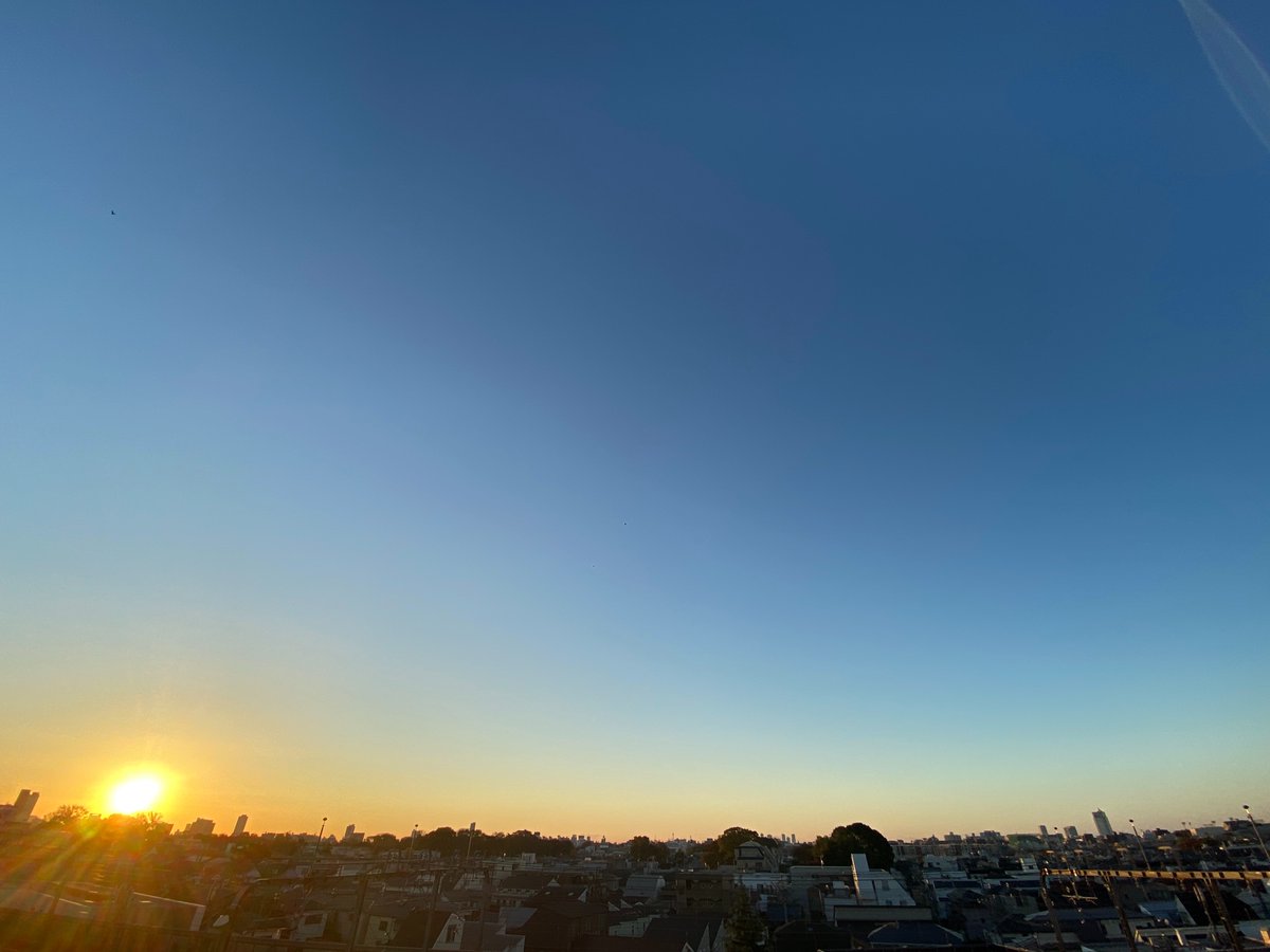 matirderingo's tweet photo. 今日は朝凪の海のような穏やかな空、でも決して同じではない空と1日。
こんな日は感謝と共に流れに任せてみる1日にしてみようかな　本日もよろしくお願いします https://t.co/SbET9BCEfc