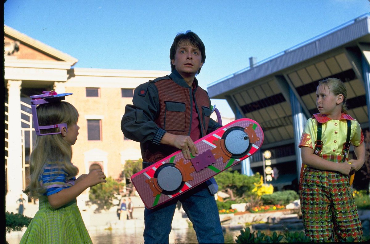 DiscussingFilm's tweet photo. 31 years ago today, ‘BACK TO THE FUTURE PART II’ released in theaters. https://t.co/khJiqvQvM6