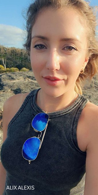 SO excited to go on a mini holiday today!! If I cam tonight would anyone be around?? https://t.co/wX